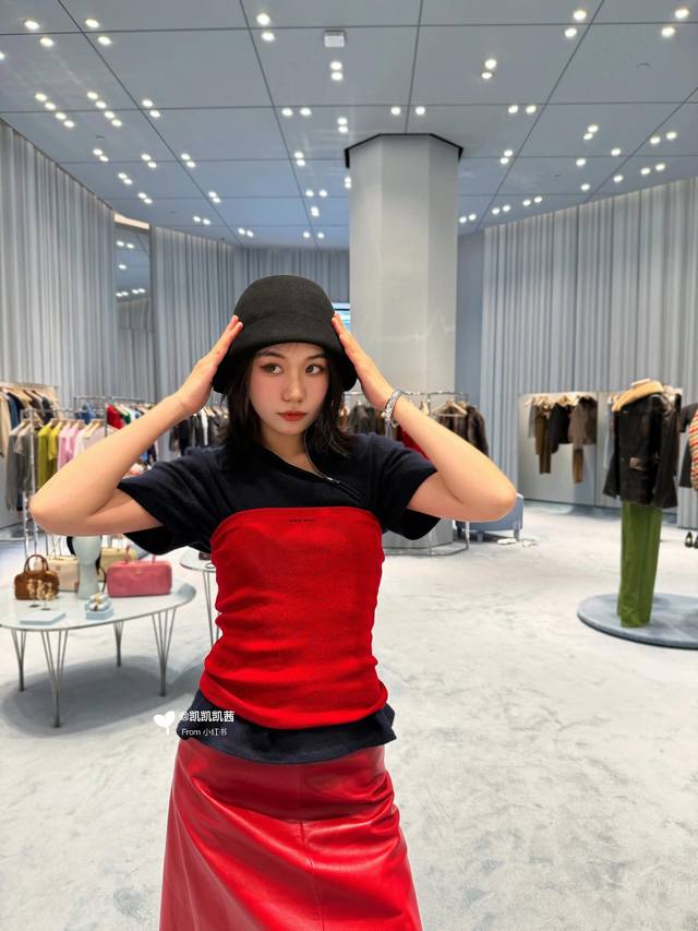 Miumi* 25Fw早秋新款 山羊绒斜拉链设计短袖Polo衫丨独家Yb开发！高版出品！100%山羊绒材质，半斜拉链设计对穿搭视觉增添美感，后领口撞色徽标字母刺