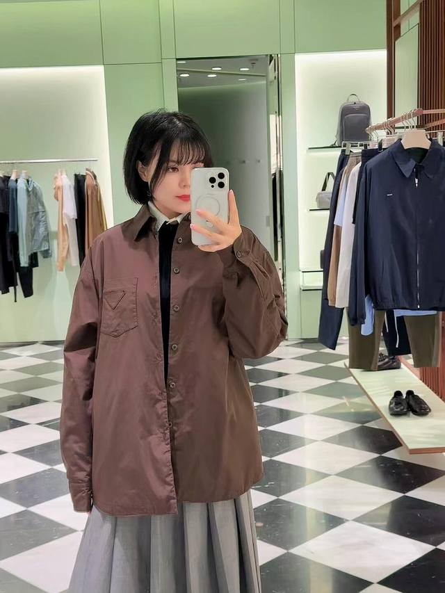 Prad* 25Fw早秋新款 素色廓形轻薄棉服外套丨独家Yb开发！高版出品！ 翻领衔棉衬衣外套 裁剪利落松弛 落肩不规则衣摆裁边设计 配合中长廓形 穿出中性帅气