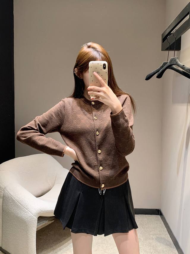 Gucc* 25Fw早秋新款 咖色老花满Logo圆领针织开衫丨独家高版出品！非常有设计感 高质量女性必须要有的一件开衫 时髦版型加高级材质才能穿出真正时髦感 结