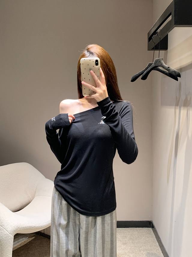 Chane* 25Fw早秋新款 字母烫钻斜肩打底衫丨独家高版出品！天丝羊毛材质 质感舒适 弹力好穿 平口斜肩长袖打底裁剪 领口螺纹包边 通体素色百搭耐看 胸前标