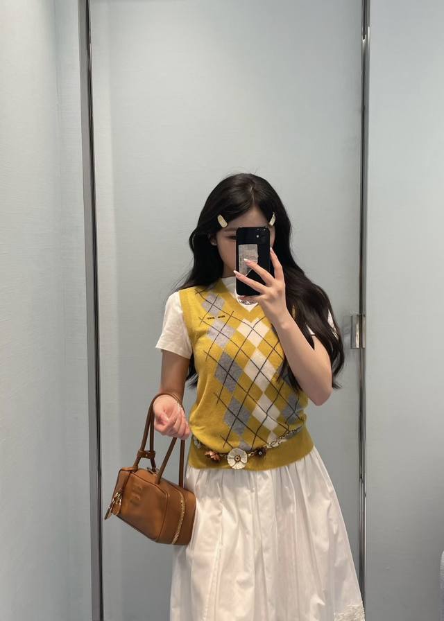 Miumi* 25Fw早秋新款 姜黄V领菱形格纹针织小背心丨独家Yb开发！高版出品！姜黄菱格撞色设计 上身颜色巨美太美了！不管单穿或叠穿都能穿出时髦感和层次感满
