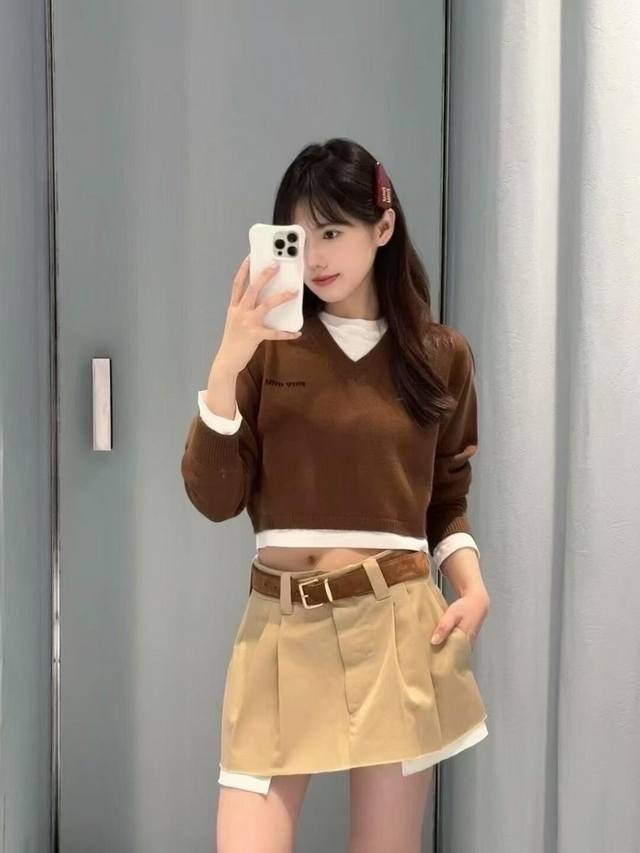 Miumi* 25Fw早秋新款 假两件徽标字母短款毛衣丨独家Yb开发！高版出品！假两件V领小心机 修饰颈部线条 叠穿白色内搭，层次感十足 小短款版型上身修饰身线