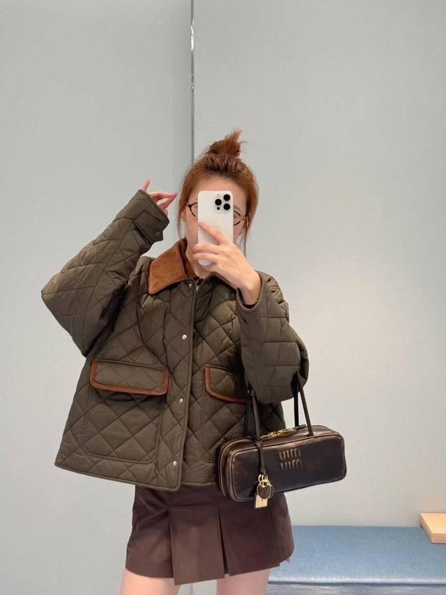 Miumi* 25Fw早秋新款 军绿色菱格纹棉服夹克外套丨独家Yb开发！高版出品！官网在售，专柜同款！前中袋口重工对格裁剪，搭配利落Napa羊皮革翻领和后背品牌