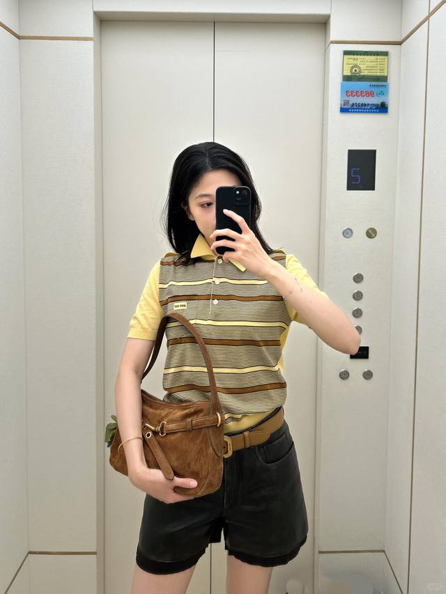Miumi* 25Fw秋冬新款 微标黄条纹短袖针织Polo上衣丨独家Yb开发！高版出品！订染纱线毛料同原版一致！区别市面版本有色差！复古风针织Polo，黄棕条纹