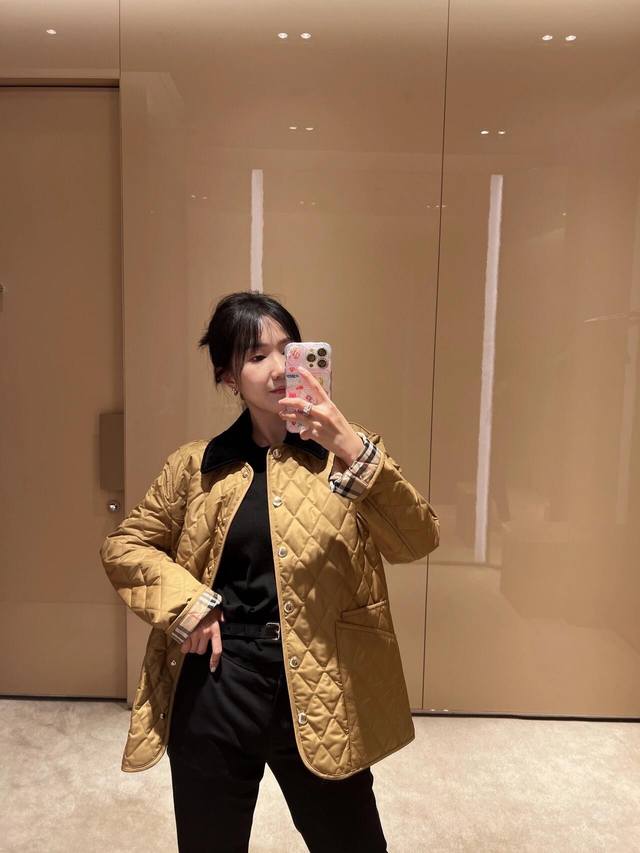 Burb*Rry 25Fw秋冬新款 经典菱形绗缝绗缝谷仓夹克棉服外套丨独家Yb开发！高版出品！升级版 黄金甲 搭配灯芯绒衣领。质地轻盈，呈现常规版型，格纹内衬，