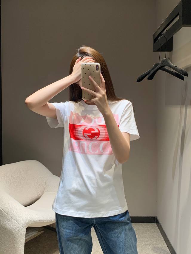 Gucc*25Fw早秋新款 方块字母印花圆领短袖T恤 让这件T是件既舒服又极简清新！一件搭所有，一整个上身就是减龄少女纯棉材质配合常规版型简直不要太好穿！简约百