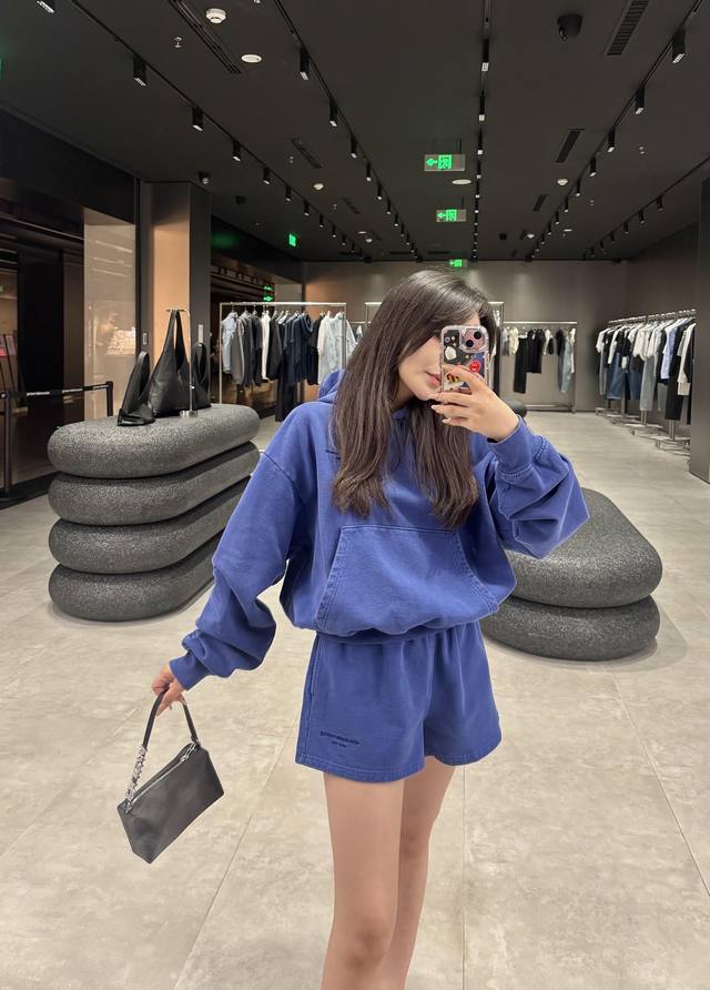 Alex*Nder Wang 25Fw早秋新款 克莱因蓝微标刺绣连帽卫衣丨独家高版出品！绝对是入秋必备单品！克莱因蓝，一种极具视觉冲击力的颜色，显白效果一流。当