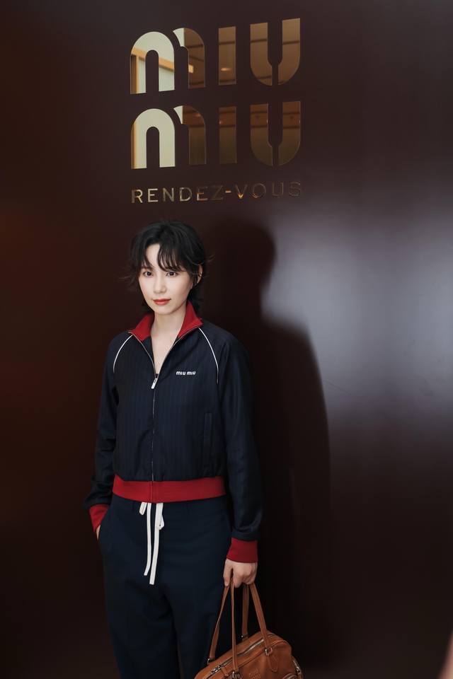 Miumi* 25Fw早秋新款 知性分子学院风落肩短款夹克外套丨独家Yb开发！高版出品！撞色罗纹领拼接设计甜酷兼备减龄穿搭。海军蓝条纹帅气又时髦版型不挑人上身巨