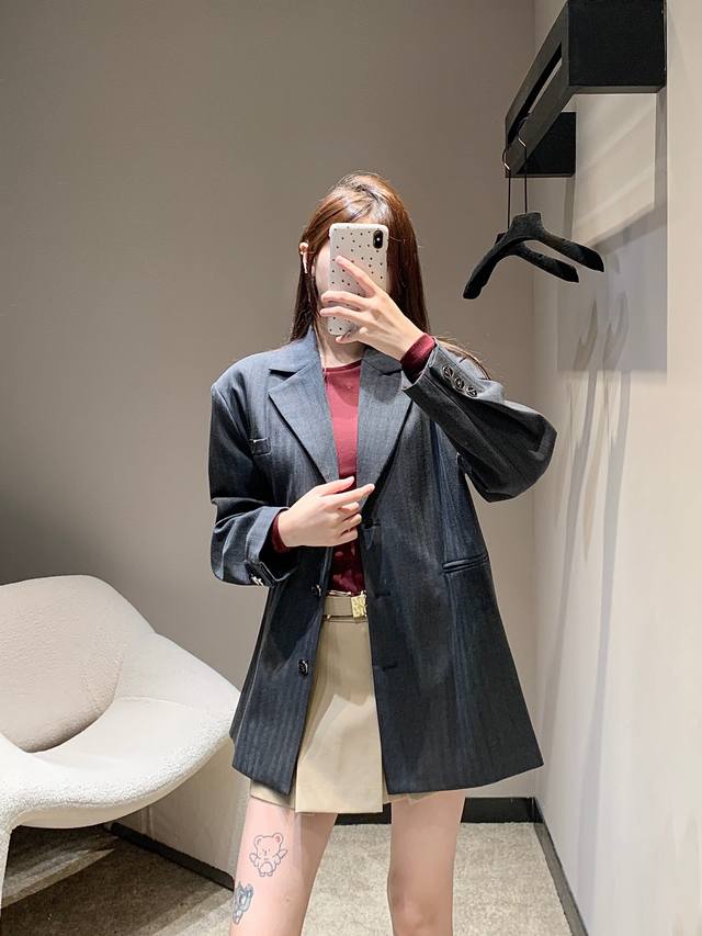 Prad* 25Fw早秋新款 经典三角标装饰廓形西装外套 时髦感在线 实穿性很高 可休闲可Ol 整个版型剪裁Yyds 恰大好处的廓形 干练利落 可塑性真的很强！