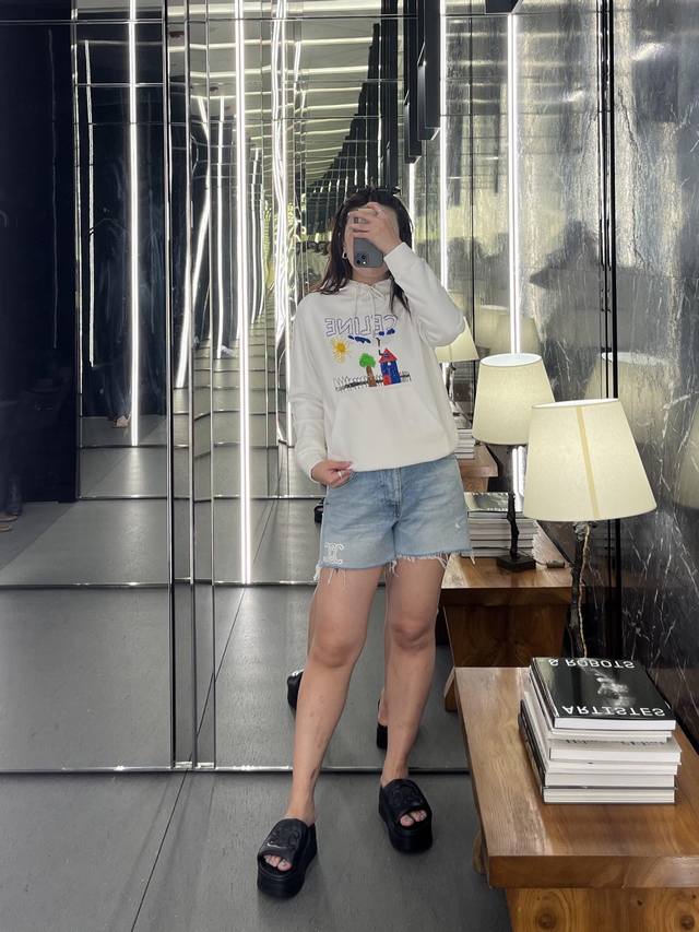 Celin* 25Fw早秋新款 小房子童趣印花连帽卫衣丨独家Yb开发！高版出品！被这件连帽卫衣治愈了！童趣涂鸦跃然其上，仿佛把阳光、小屋穿在身上，元气又减龄 配