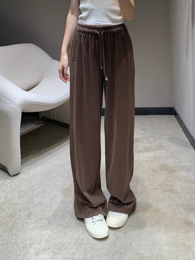 Miumi* 25Fw早秋新款 微标抽绳休闲直筒裤丨独家高版出品！这条巨好穿巨显瘦的休闲裤不允许你没有！微宽松直筒的版型 松紧高腰的设计 包容性大 可以更好的修