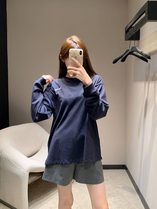 Miumi* 25Fw早秋新款 Logo徽标刺绣长袖T恤丨独家Yb开发！高版出品！单穿内搭都很Nice~经典的小圆领设计简洁好穿 慵懒又随意感觉自带显瘦属性 脱