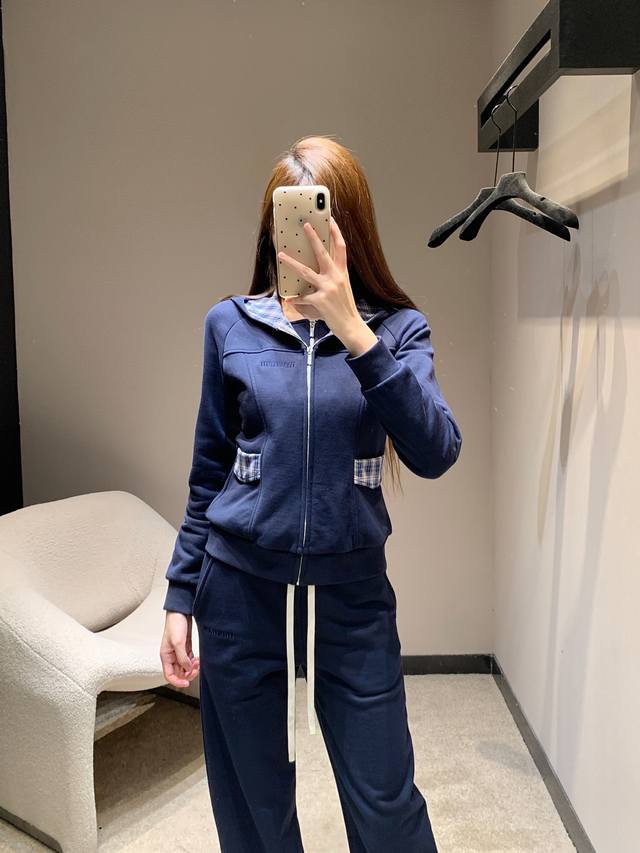 Miumi* 25Fw早秋新款 假两件格子拼接拉链连帽卫衣+休闲裤套装丨独家高版出品！胸前徽标字母图案刺绣，不挑肤色而且炒鸡显瘦一体式防风连帽领部造型，凸显休闲