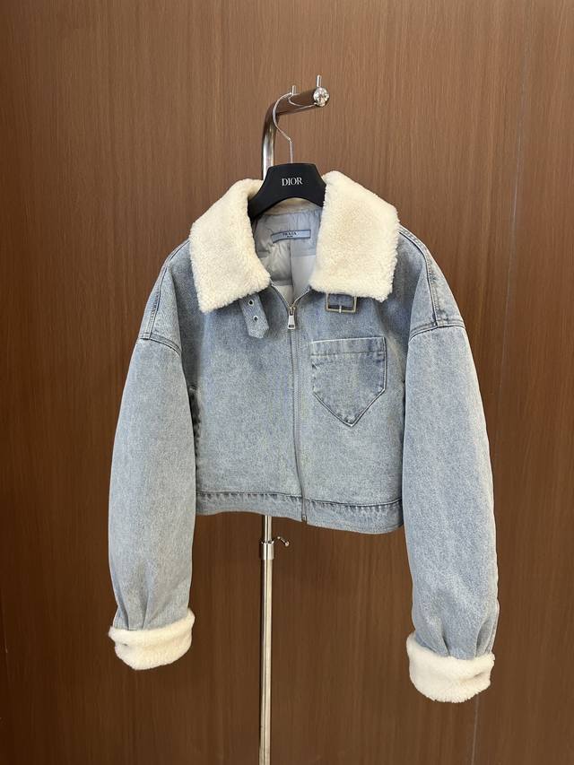 Prada* 25年秋冬新品牛仔鹅绒服 羊羔毛小翻领设计 内里白鹅绒填充 高品质 百搭时尚 Sml 衣长45，胸围120，码数M