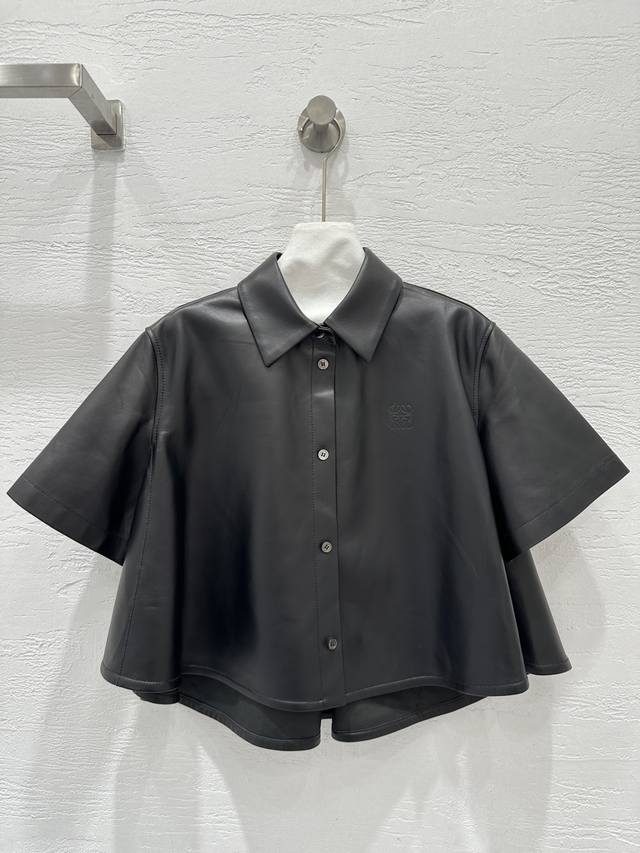 原单品质Lo*We25早秋新品 超乖的A摆斗蓬式小羊皮衬衫！巨显瘦的调皮女孩纸片人穿搭！白富美必入单品。100%进口绵羊皮肉感细腻，复古工艺轻盈细腻质感超赞。版