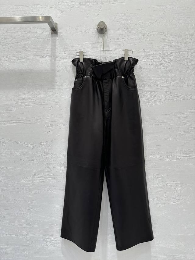 原单品质Lo*We25早秋新品 杨幂同款复古摩登时髦皮阔腿裤！松紧花苞束腰设计减龄效果，利落阔腿剪裁上身随性洒脱，休闲不失帅气感进口100%小羊皮质感柔软细腻，