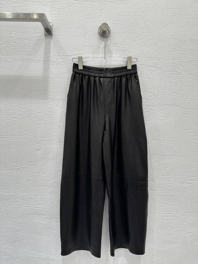 原单品质Lo*We25早秋新品 复古摩登时髦真皮九分裤！松紧腰设计减龄效果，利落阔腿剪裁上身随性洒脱，休闲不失帅气感进口100%小羊皮植鞣工艺～质感柔软细腻，定