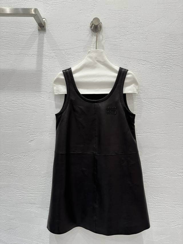 高端原单品质Mium*U25早秋新品 专柜同步真皮马甲背心裙！进口100%小羊皮质感绝绝子！叠搭演绎高级单品！经典A字版型打造减龄酷帅少女风！定位贴皮刺绣字母L