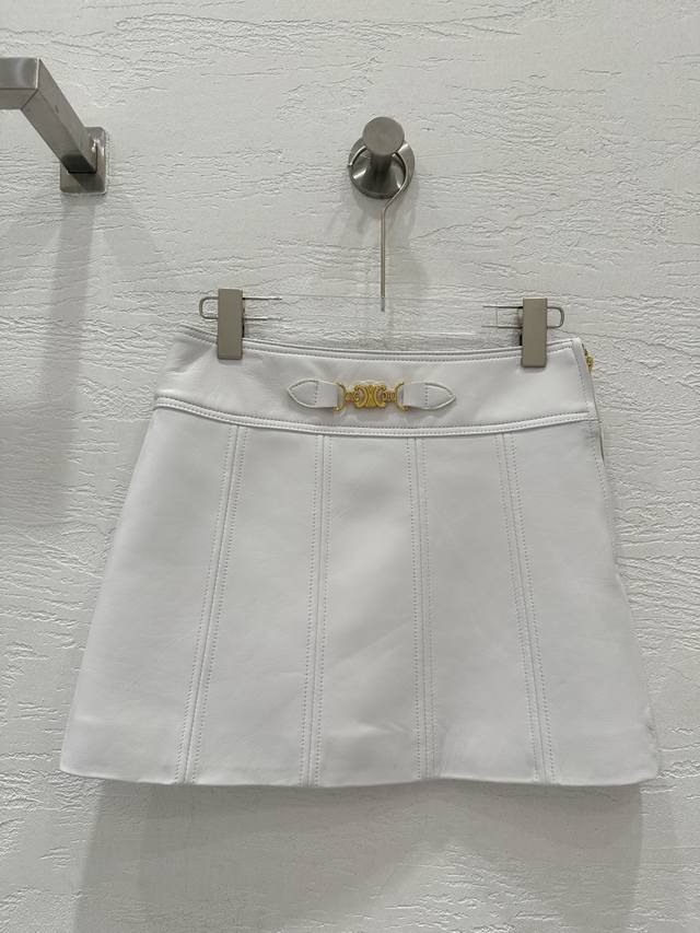 高端原单品质Celi*E25早秋新品 专柜同步凯旋门金属扣真皮半裙！经典必入单品又A又飒！定制进口100%小羊皮。白富美必备单品上身绝绝子！进口绵羊皮质感软糯细