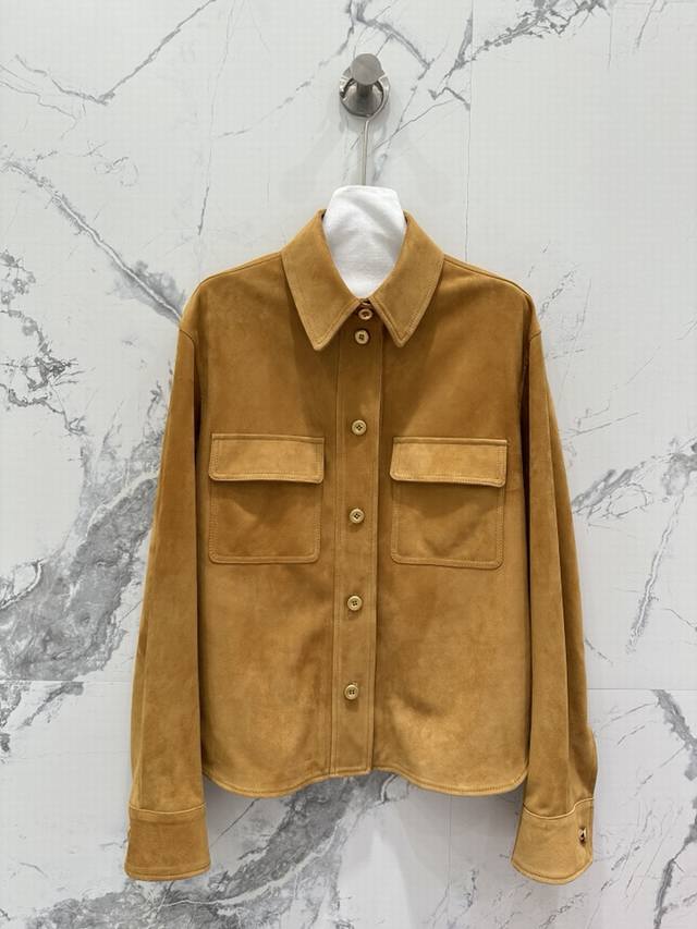 高端原单品质Lo* Pian*25早秋新品 老钱风穿搭长期主义翻领衬衫外套！高定闭绒工艺品质！进口100%麂皮绒小羊皮！气质翻领不挑人版型慵懒随性的高级单品。定