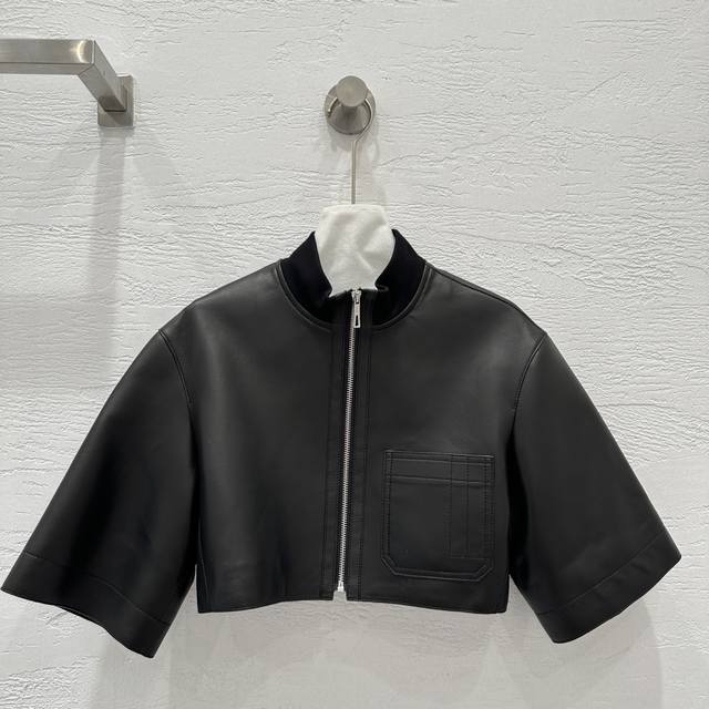 高端原单品质He*MèS25早秋新品 摩登复古短袖夹克小外套！顶级小羊皮质超级细腻！极简主义立体弧形剪裁。手工油边工艺设计！白富美必入时髦单品。进口新西兰100