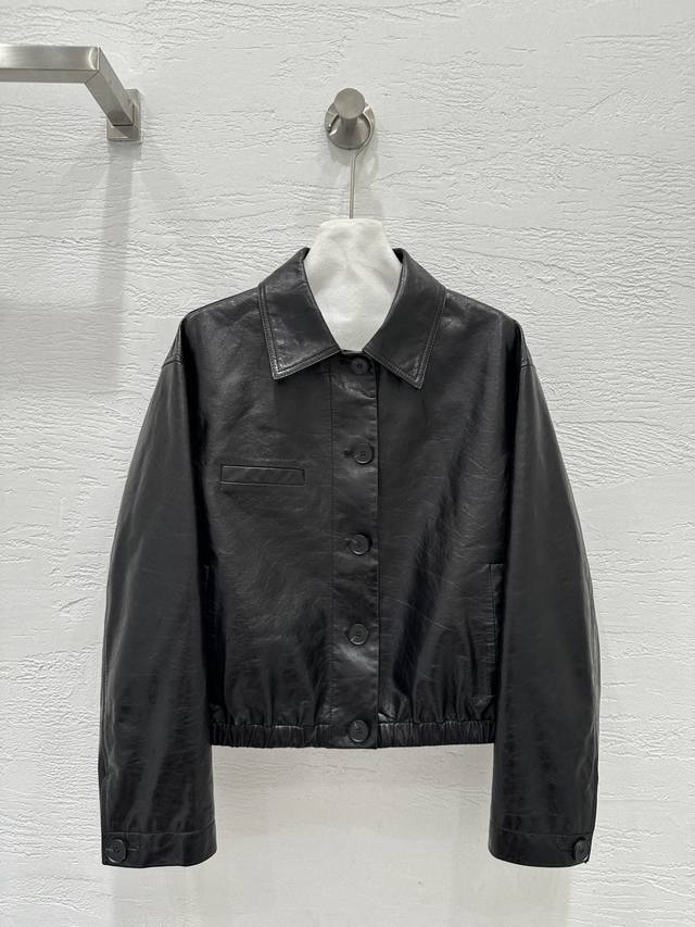 原单品质Lemair*25秋冬新品 袁泉同款酷帅夹克皮衣外套！原版定制100%进口植鞣小羊皮！弧形落肩廓形宽松版型非常高级！高调帅气打造时髦造型神器！经典小翻领