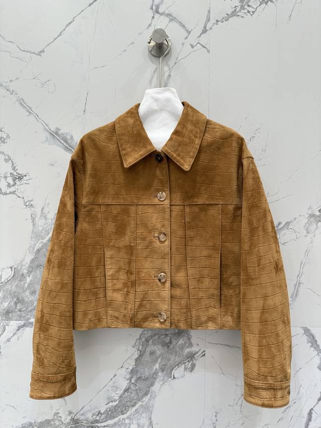 高端品质Lo*Is Vuittin*25早秋新品 时髦精少女可露丽风夹克皮衣！独家定制鳄鱼纹理麂皮绒面工艺！复古磨卡棕色系麂皮绒 翻领夹克外套，超级叠搭神器！经