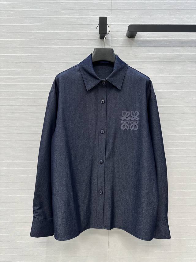 强烈推荐Lw*25新品，潇洒帅气的原色丹宁天丝牛仔衬衫，定位刺绣小标签低调时髦，经典宽松版型百搭上身显瘦又高挑！休闲又时髦！做工品质看细节，一色3码。S码，肩宽