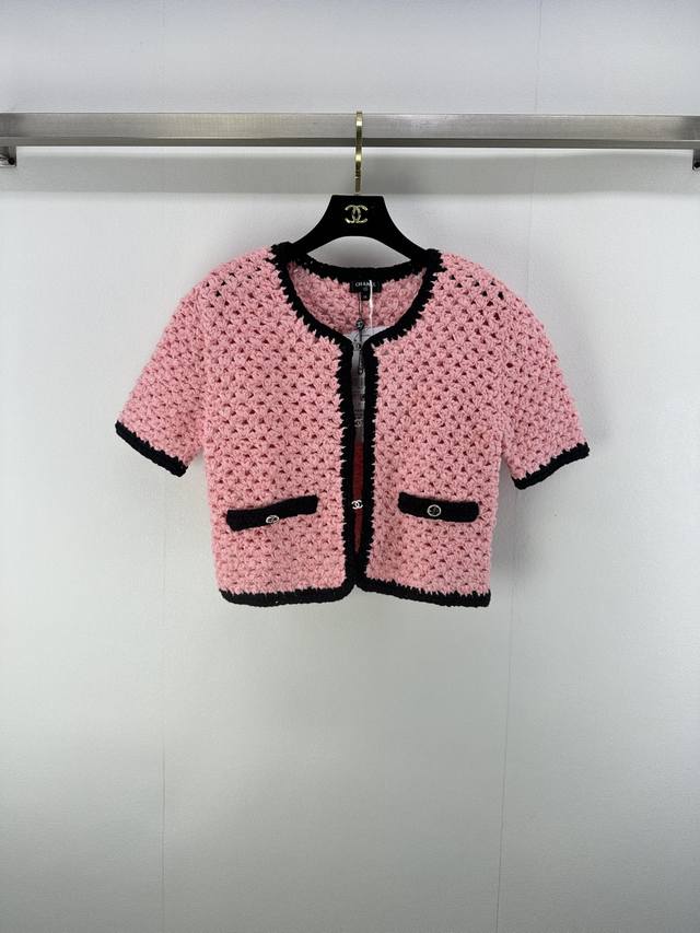 Chane* 上新细节 25 早秋最新撞色编织开衫短袖！定制混纺针织材质 质感十足 品相还原 圆领短袖开衫 定制水钻双C挂扣钮扣装饰前襟 尽显品牌高级风范 通体