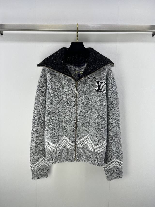 1:1 Lv 上新细节 25 早秋新款走秀款拉链开衫 1:1复刻定染毛料字母撞色提花后背日出意境图案 男女同款 双口袋翻领针织长袖开衫定制珍珠饰扣拉链 质感超高