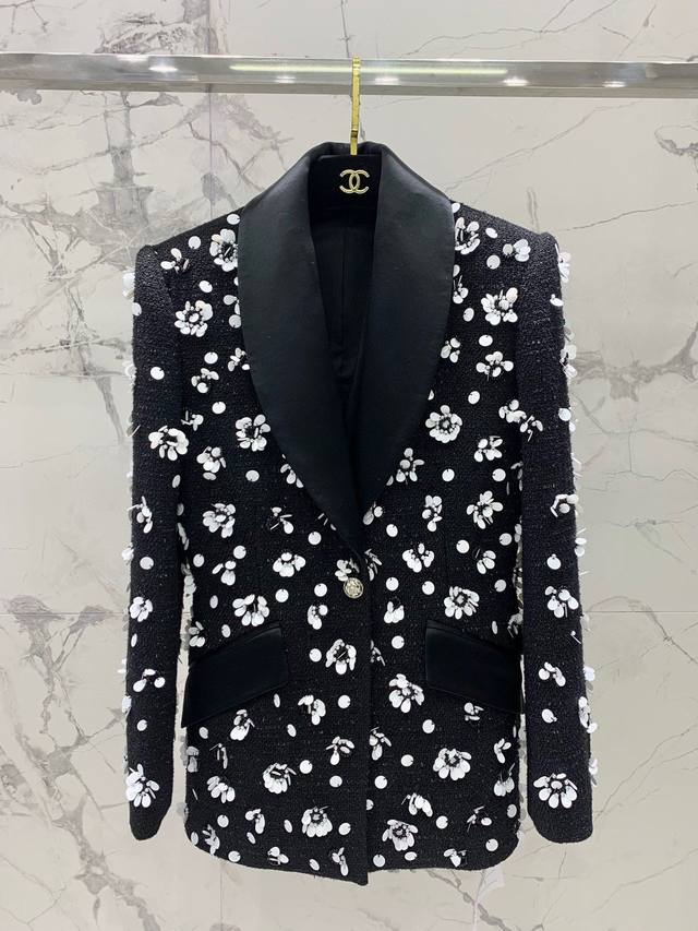 小香 年新款秋冬花瓣粗纺西服 原六折出售 格纹羊毛和桑蚕丝粗花呢短款西服 时尚轮回复古风卷土重来 回归经典巴黎式优雅 混搭风格更具时髦个性 定制暗格纹粗纺面料