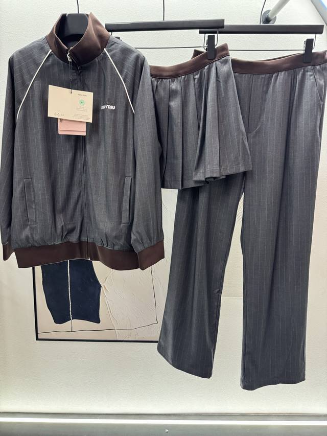 2025 Autumn And Winter 上衣 、半裙 长裤 Miu系少女套装系列：外套+压褶半裙+长裤！ 撞色罗纹腰拼接设计，甜酷兼备减龄穿搭！ 三码！