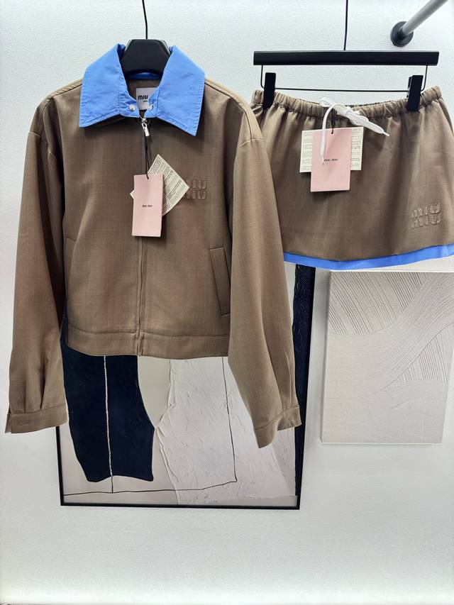 2025 Autumn And Winter 外套 、半裙 Miumi*，夹克半裙套装， 夹克领口蓝色可拆卸， 短款版型，减龄百搭！ 三码！