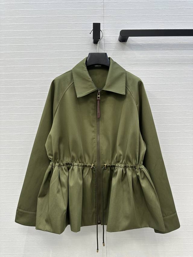 强烈推荐Loew*25新品收腰夹克外套，抽绳束腰设计花苞蓬蓬衣摆造型绝绝子经典徽标低调时髦，减龄少女穿搭可甜可盐，做工品质看细节。现货两色S-L码。大单子甩过来