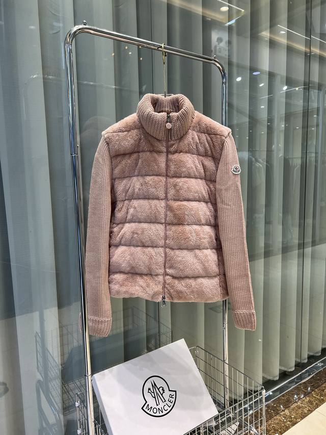 25Moncle*蒙口早秋新品，羊毛特质面料，宽松版型百搭不挑人。原版定制国标90白鸭绒填充！ 颜色：灰色 米白色 粉色 码数：S-M-L