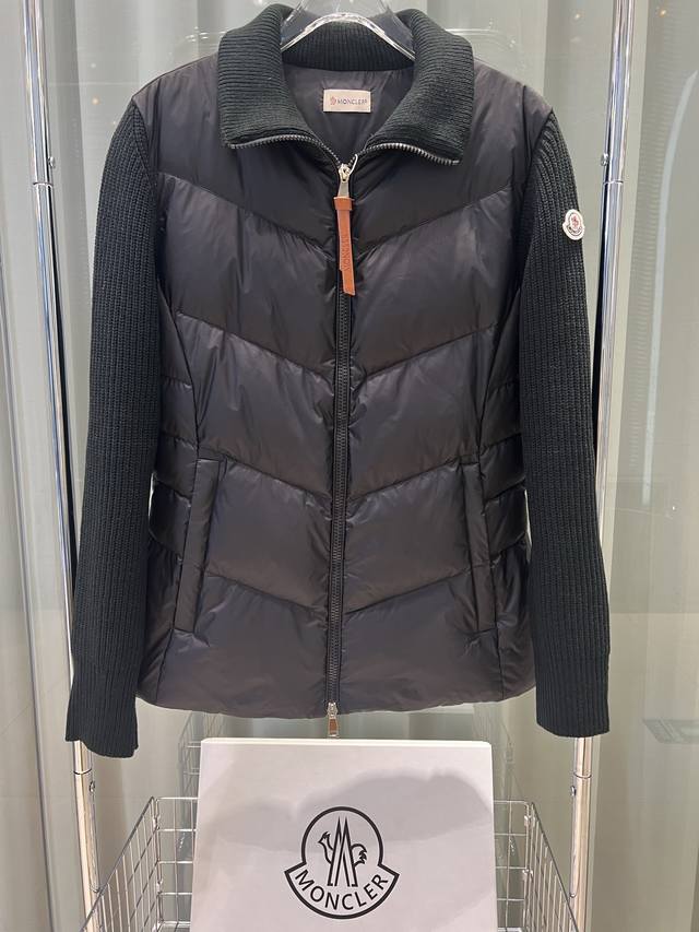 25Moncle*蒙口早秋新品。经典立领拉链羊毛针织拼接夹克单羽绒！方格绗缝，收腰版型百搭不挑人。原版定制国标90白鸭绒填充！进口轻盈记忆丝面料，进口机缝制线条