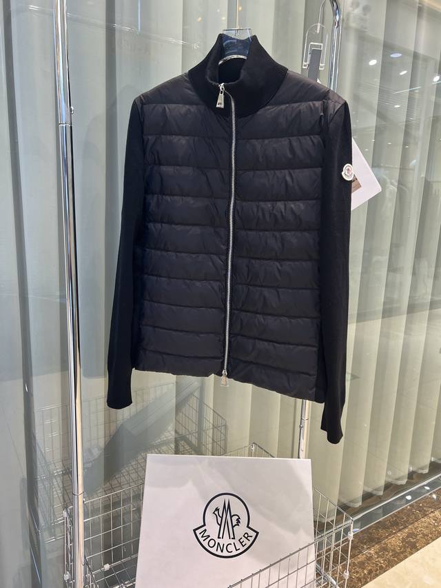 Moncler盟可睐 女士加衬羊毛拉链开衫，这款开衫采用羊毛制成，Longue Saison正面填充羽绒。轻盈针织单品，高领拉链款式。 颜色：黑色 白色 粉色