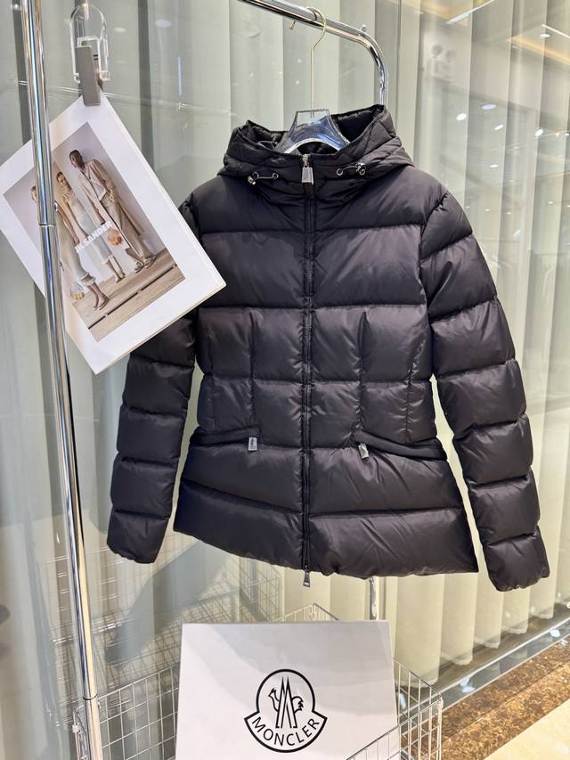 Monclerfw New Arrival女士收腰短款羽绒服，超显瘦版型 颜色：黑色 白色 尺码：1234 普通版P 高版