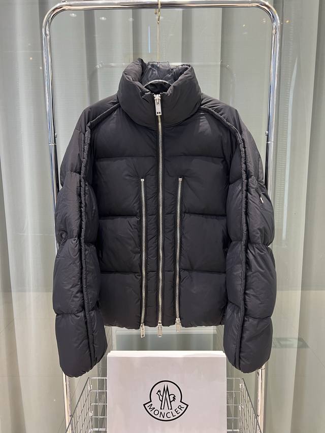 蒙口2025新款卢昱晓同款羽绒服，Moncler X Willow Smith 新款联名，三条拉链独特设计， 设计感很强的一件，今年的大爆款 颜色：黑色白色 尺