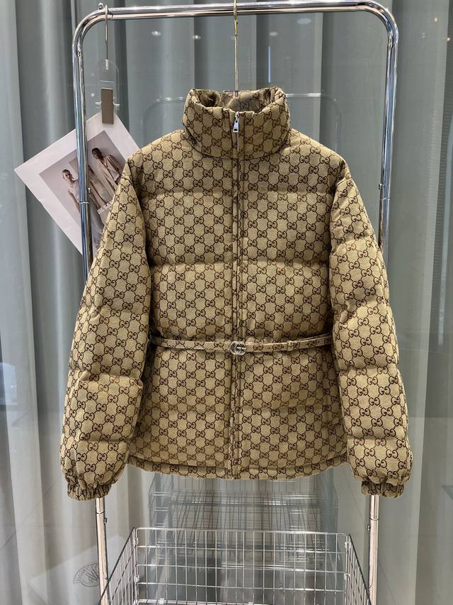 Sabatogucci经典永存Gg羽绒服 老花经典款 超保暖 收腰设计，时尚单品 颜色：卡其 尺码：36 38 40 42