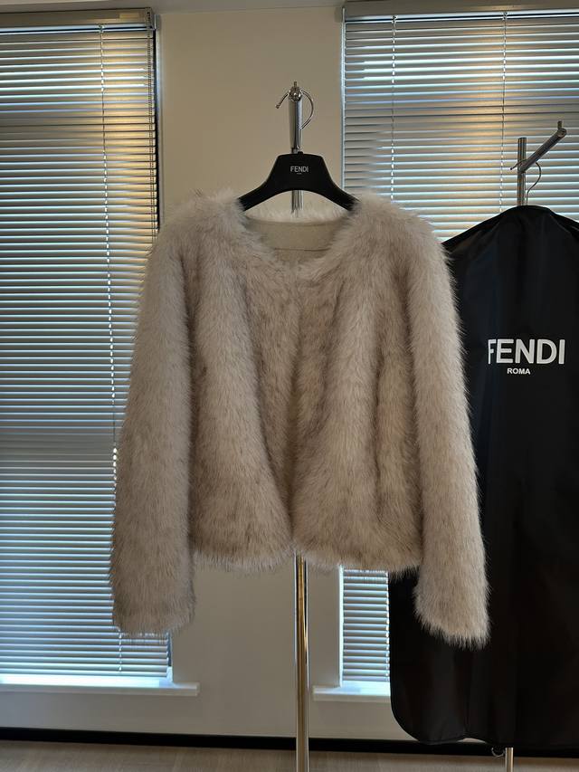 Fend* 迪芬 经典本色环保狐狸毛雪兰貂绒皮草 随意搭配都好看 Zg同款2W多 进口雪兰貂材质 手感柔软舒适 不掉绒毛 更易打理 保暖效果也是一级棒 今年新年
