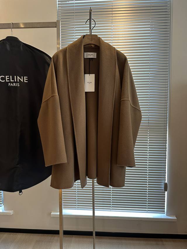顶级高奢Celin*瑟Lin休闲浴袍羊绒大衣 绝对的王者品质 进口高端高支羊毛+10%山羊绒 细腻柔和的极致体验 慵懒休闲的版型设计 很简约但真的很好看 赠送C