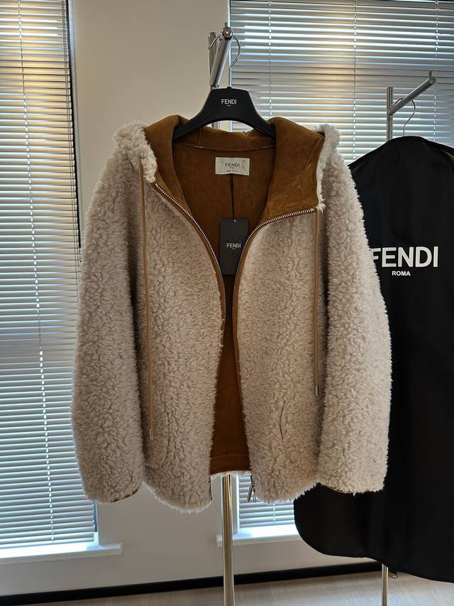 Fend* 迪芬 高端定制羊毛颗粒皮毛一体皮草 小宽松廓形连帽 版型做的特别好 上身满满松弛感 慵懒风 采用澳洲托斯卡纳颗粒毛 保暖效果也超级好 原价 多 胸围