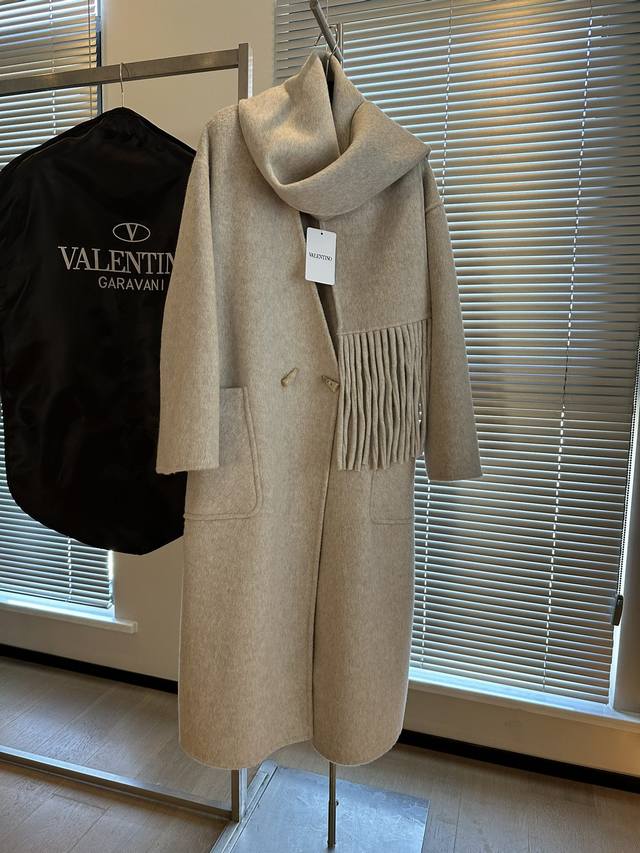 Valentin*华伦天Nu专柜级大衣 配上一款同面料的围脖 23Fw秋季新款 简约大气的设计风格 高端的澳毛和羊绒面料 上身满满高级感 高端奢华 均码 胸围1