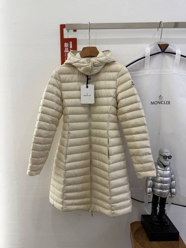 Moncle25款:女Igelong中长款修身羽绒服，鹅绒加厚，这款柜柜上也是加厚的，属于中厚款，一件轻松过冬，中长修身款。 颜色：米白，黑色 尺码：1234