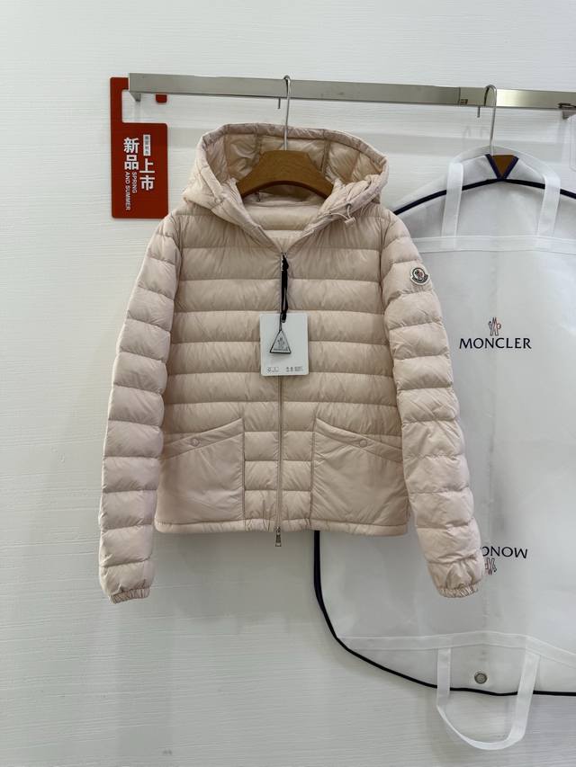 Moncler蒙口女装Hede短款羽绒服防撕裂防水尼龙夹克外套 Moncler Hede 25 早春新款轻薄羽绒服 今天给宝宝们推荐一款轻薄羽绒服 Moncle