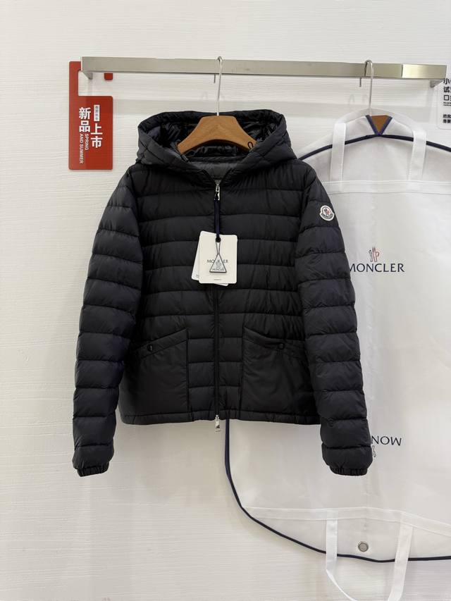Hede 羽绒服采用再生尼龙防撕裂面料制成，专为日常保护 而设计。这种防水面料高度耐磨且轻便，非常适合温和的 天气。短款羽绒服配有实用兜帽。这款取暖器配有宽敞的