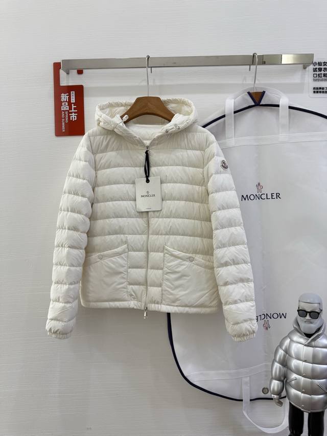 Moncler蒙口女装Hede短款羽绒服防撕裂防水尼龙夹克外套 Moncler Hede 25 早春新款轻薄羽绒服 今天给宝宝们推荐一款轻薄羽绒服 Moncle