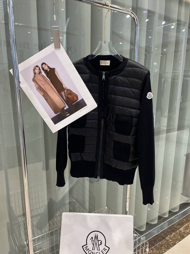 Moncler蒙口25圆领拼接四口袋针织拼羽绒，版型百搭不挑人。男女同款，原版定制国标90白鸭绒填充！ 颜色：黑色 白色 款号：四口袋针织 码数：Smlxl