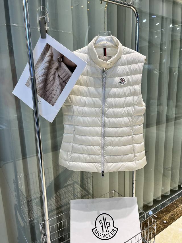 Moncler蒙口25新品 Igens女士羽绒马甲，版型百搭不挑人。男女同款，原版定制国标90白鸭绒填充！ 颜色：黑色 白色 粉色 码数：1234